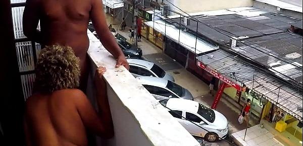  FUDENDO COM NEGRO DOTADO NA VARANDA DO MEU APARTAMENTO NO RECREIO ENQUANTO PESSOAS ANDAVAM NA RUA FAZENDO COMPRAS DE NATAL